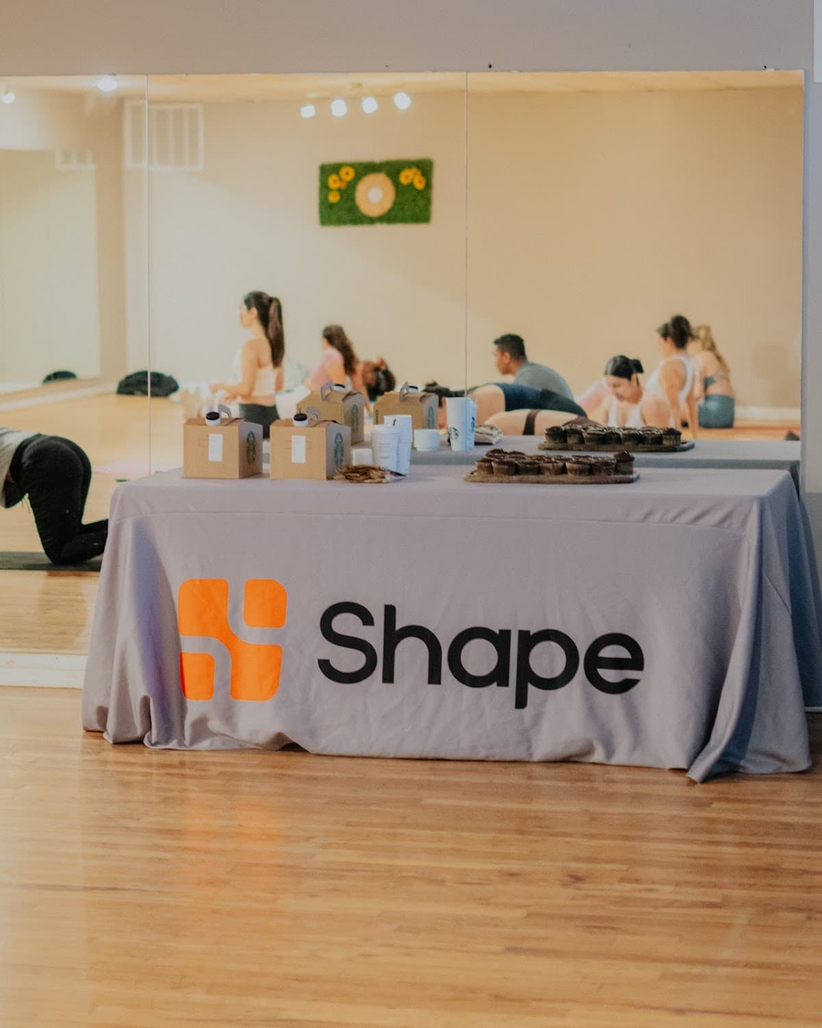 Una mesa comunitaria de Shape Health en un evento